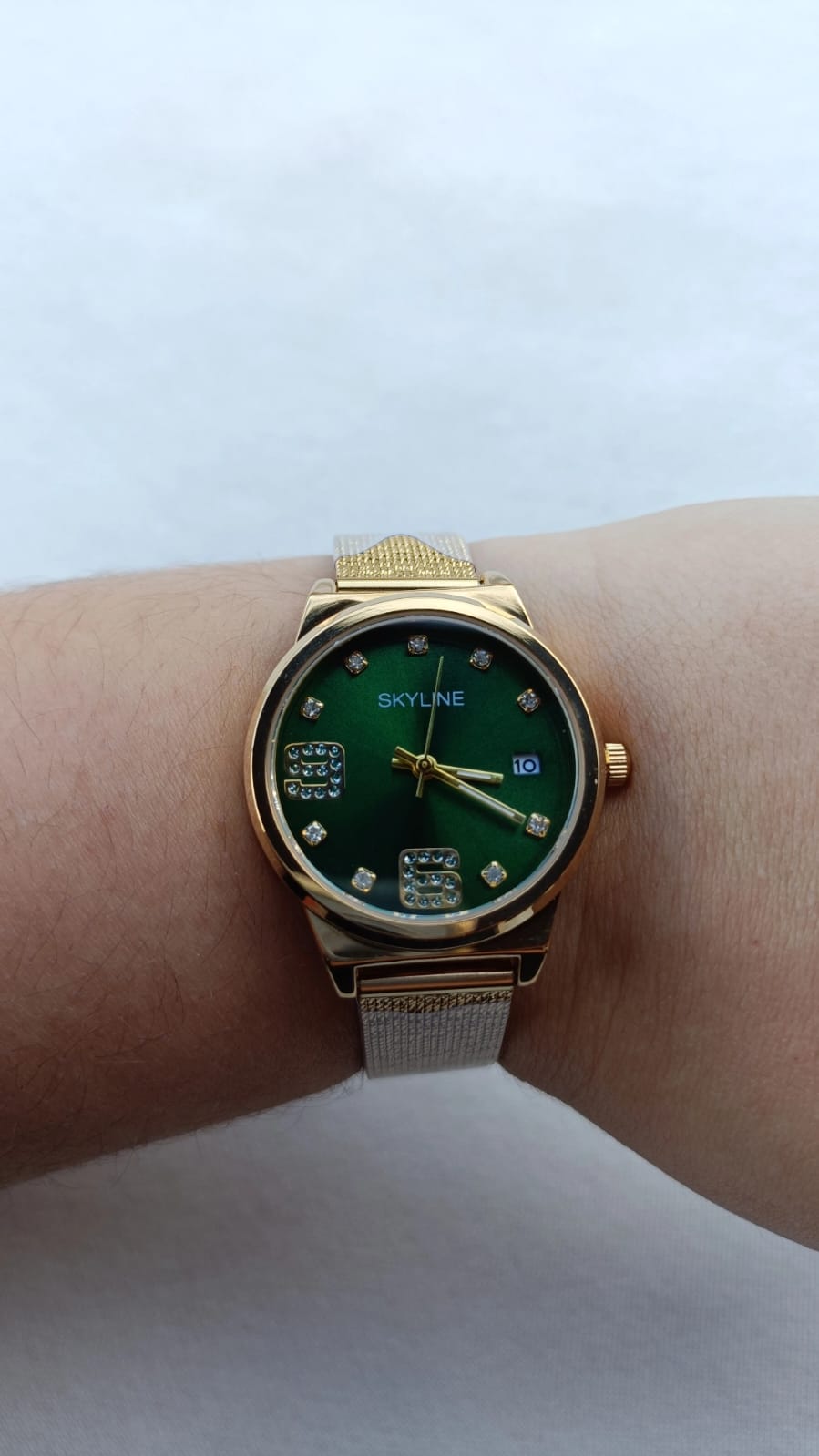 Relógio de Aço Dourado Redondo com Mostrador Verde