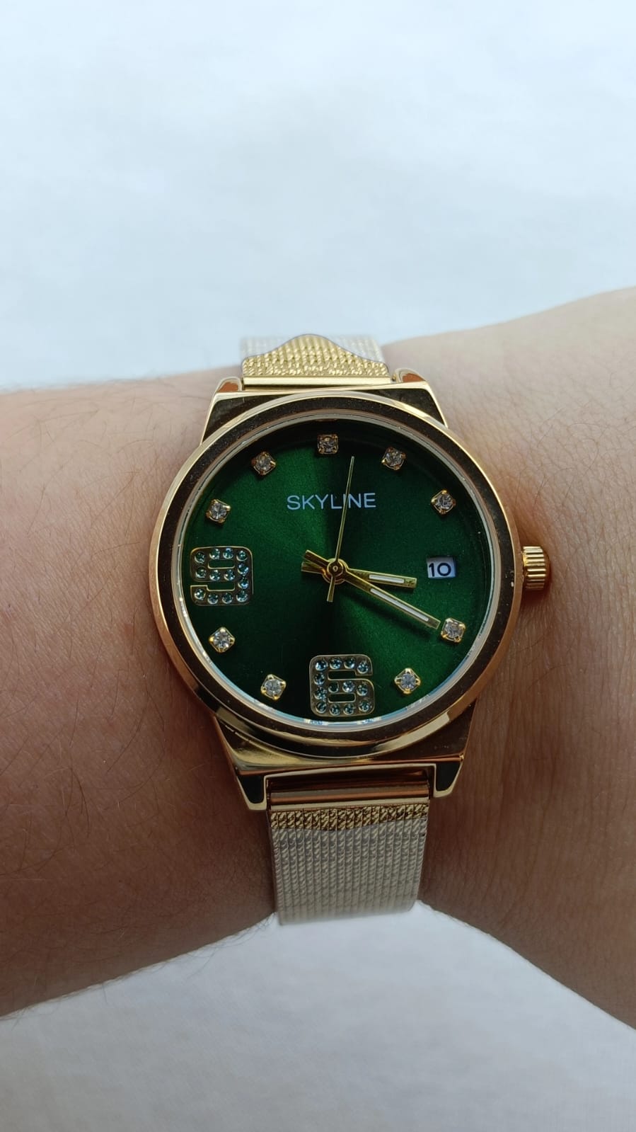 Relógio de Aço Dourado Redondo com Mostrador Verde