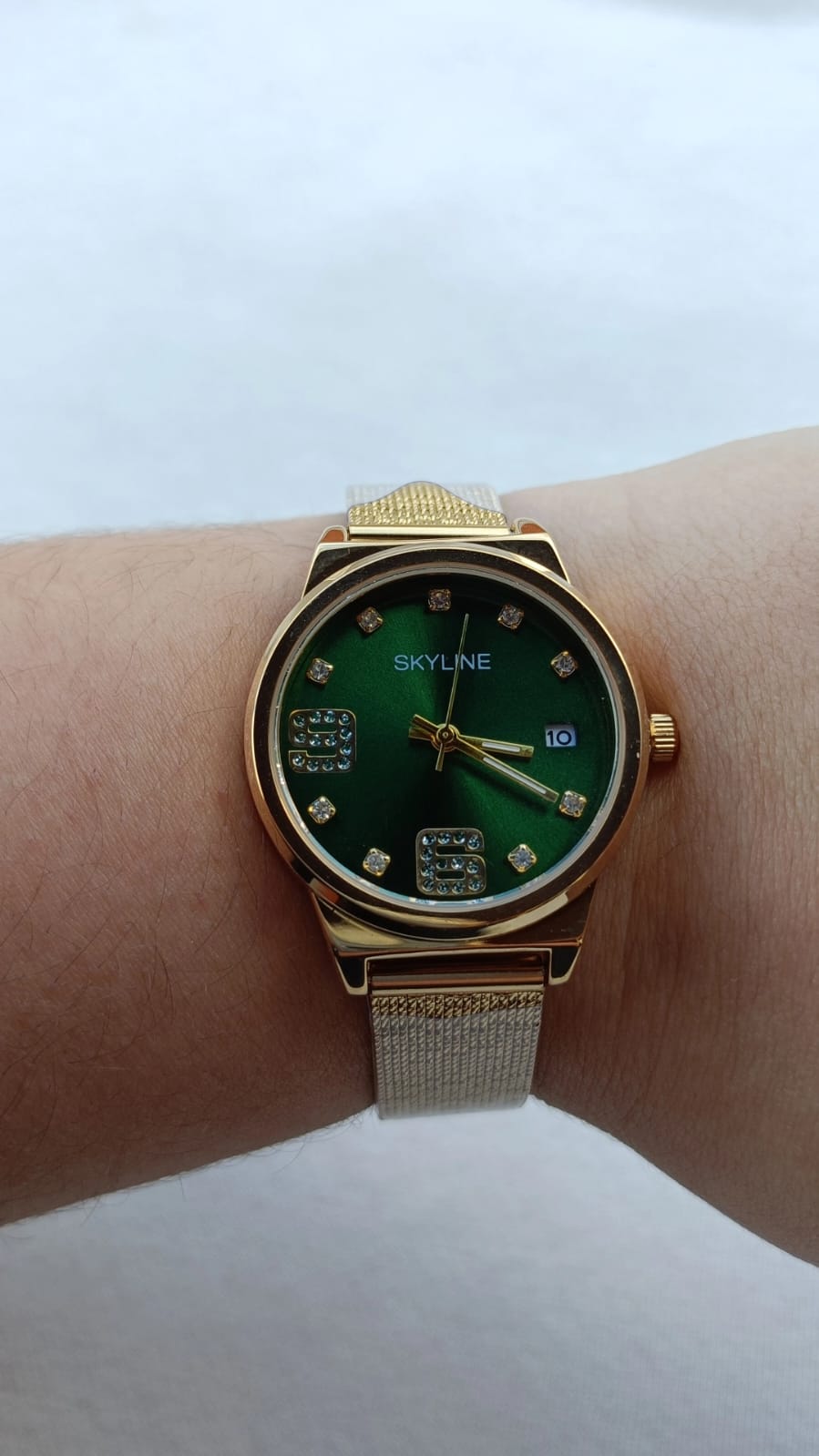 Relógio de Aço Dourado Redondo com Mostrador Verde