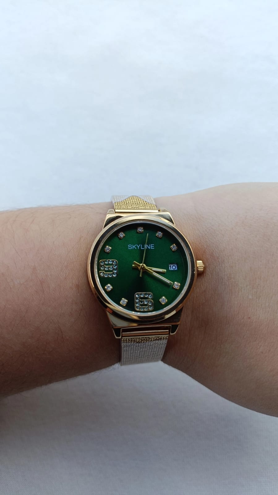 Relógio de Aço Dourado Redondo com Mostrador Verde