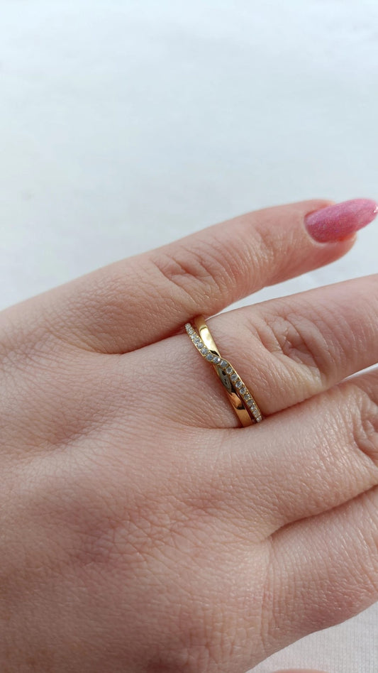 Anel de Aço Dourado Duplo com Brilhantes