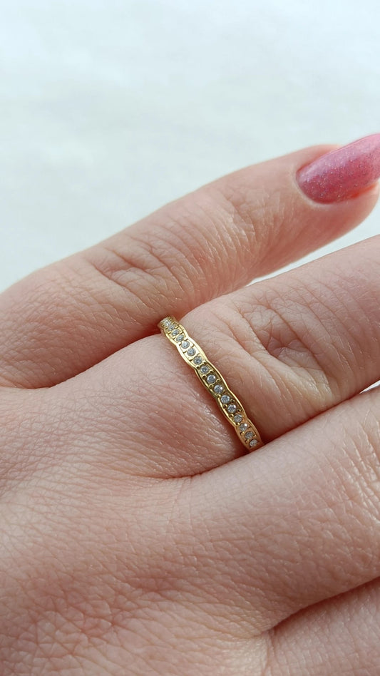 Anel de Aço Dourado com Brilhantes