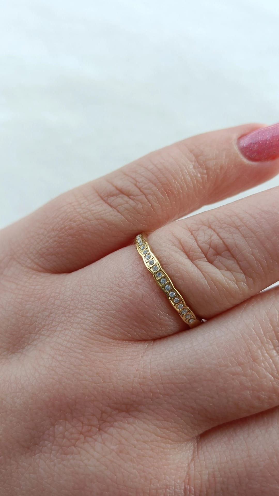 Anel de Aço Dourado com Brilhantes