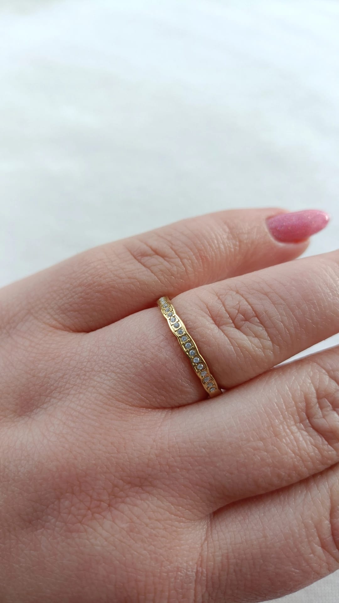 Anel de Aço Dourado com Brilhantes