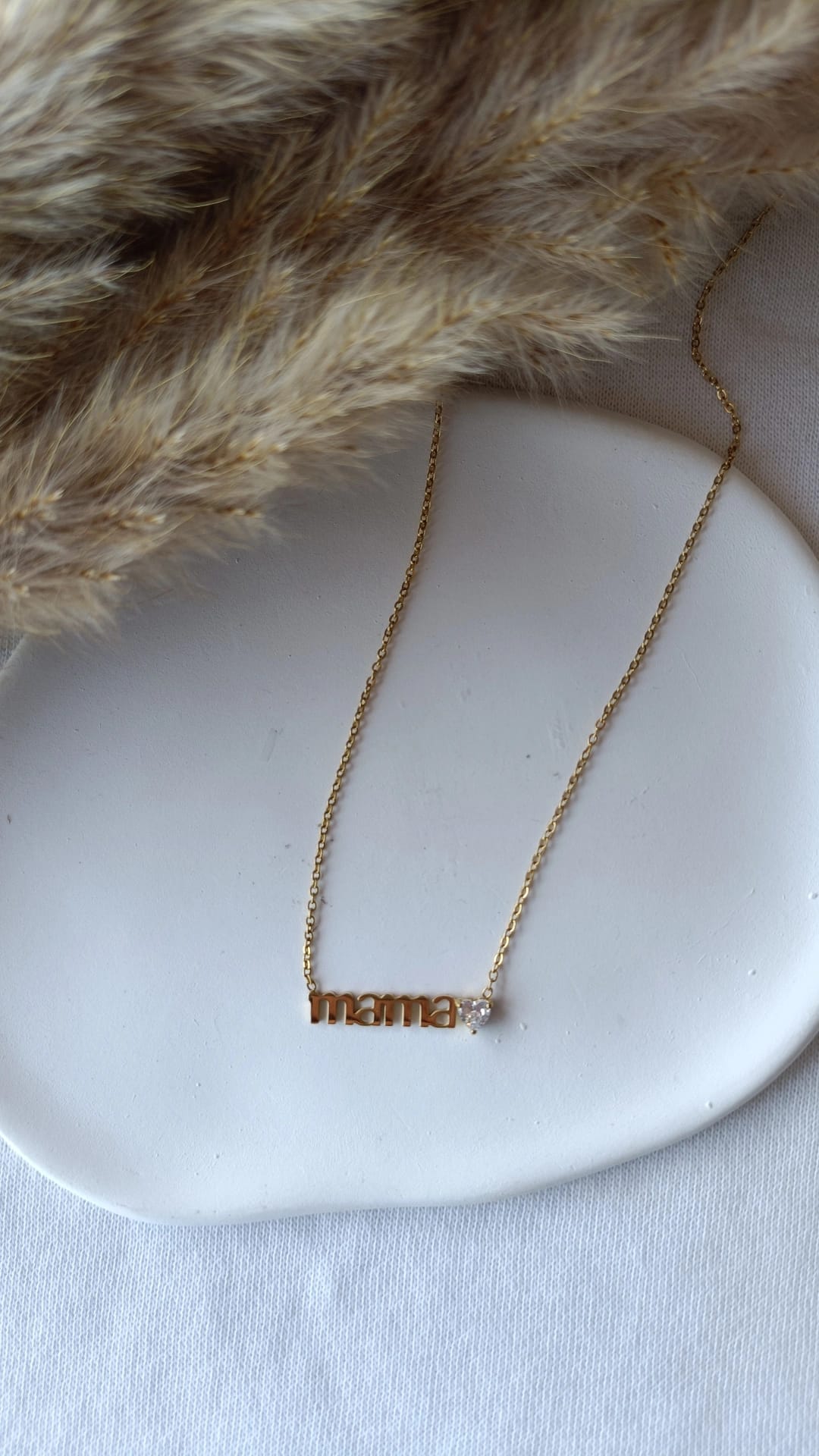 Colar de Aço Dourado Mama com Brilhantes de Coração