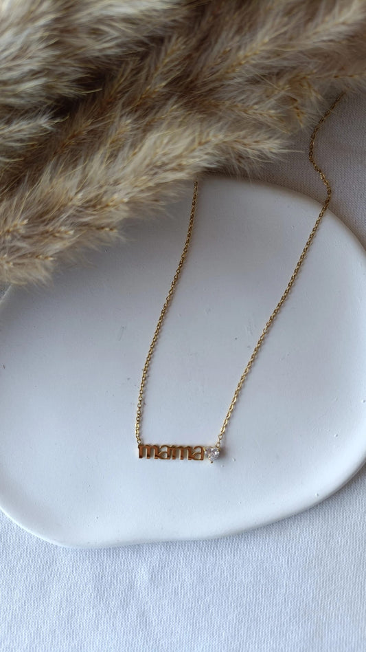 Colar de Aço Dourado Mama com Brilhantes de Coração