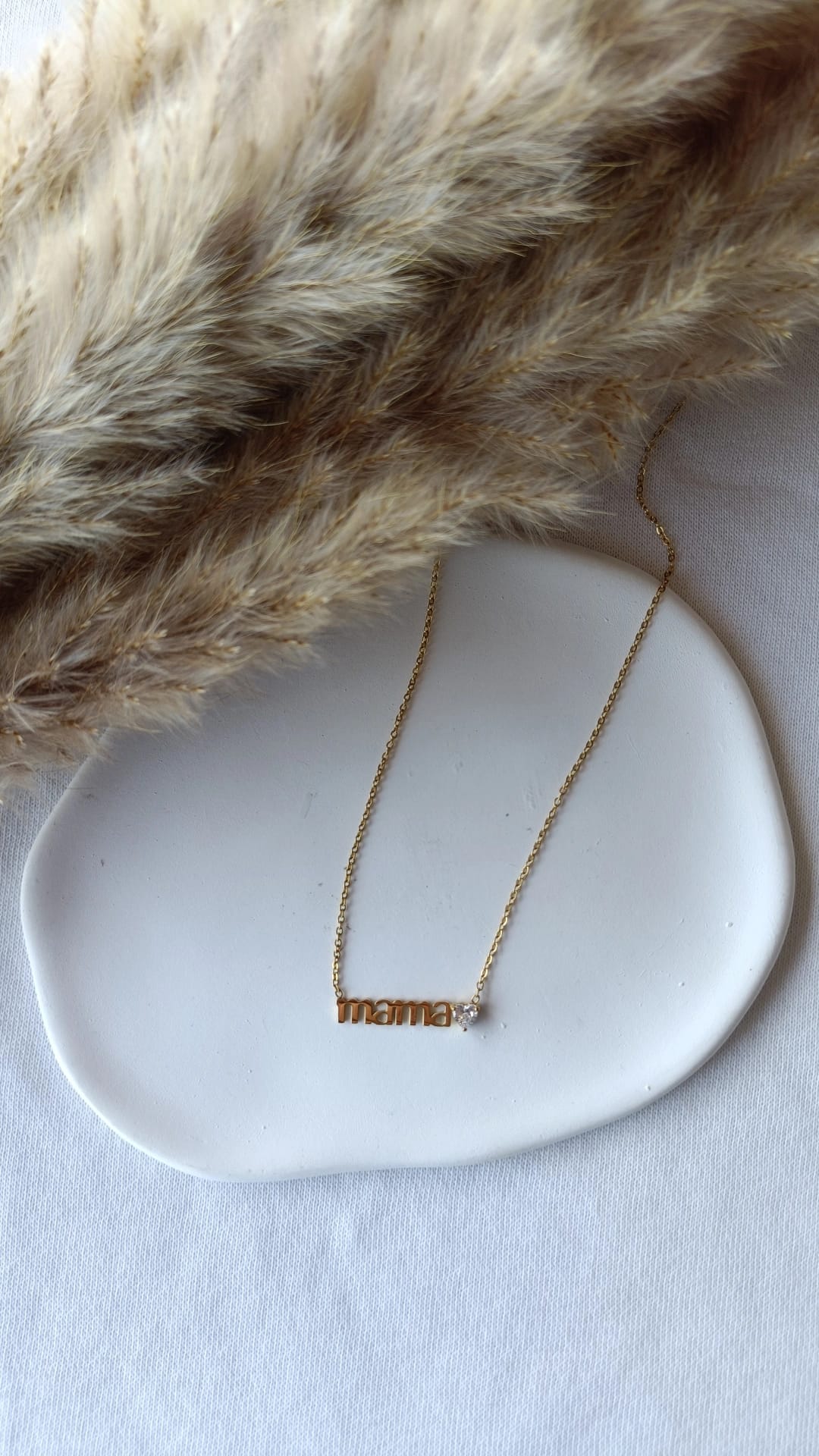 Colar de Aço Dourado Mama com Brilhantes de Coração