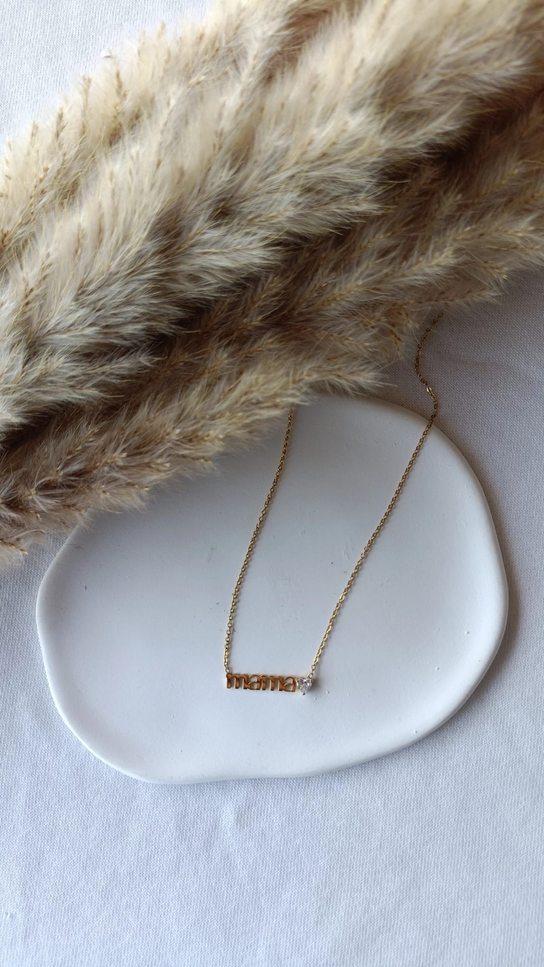 Colar de Aço Dourado Mama com Brilhantes de Coração