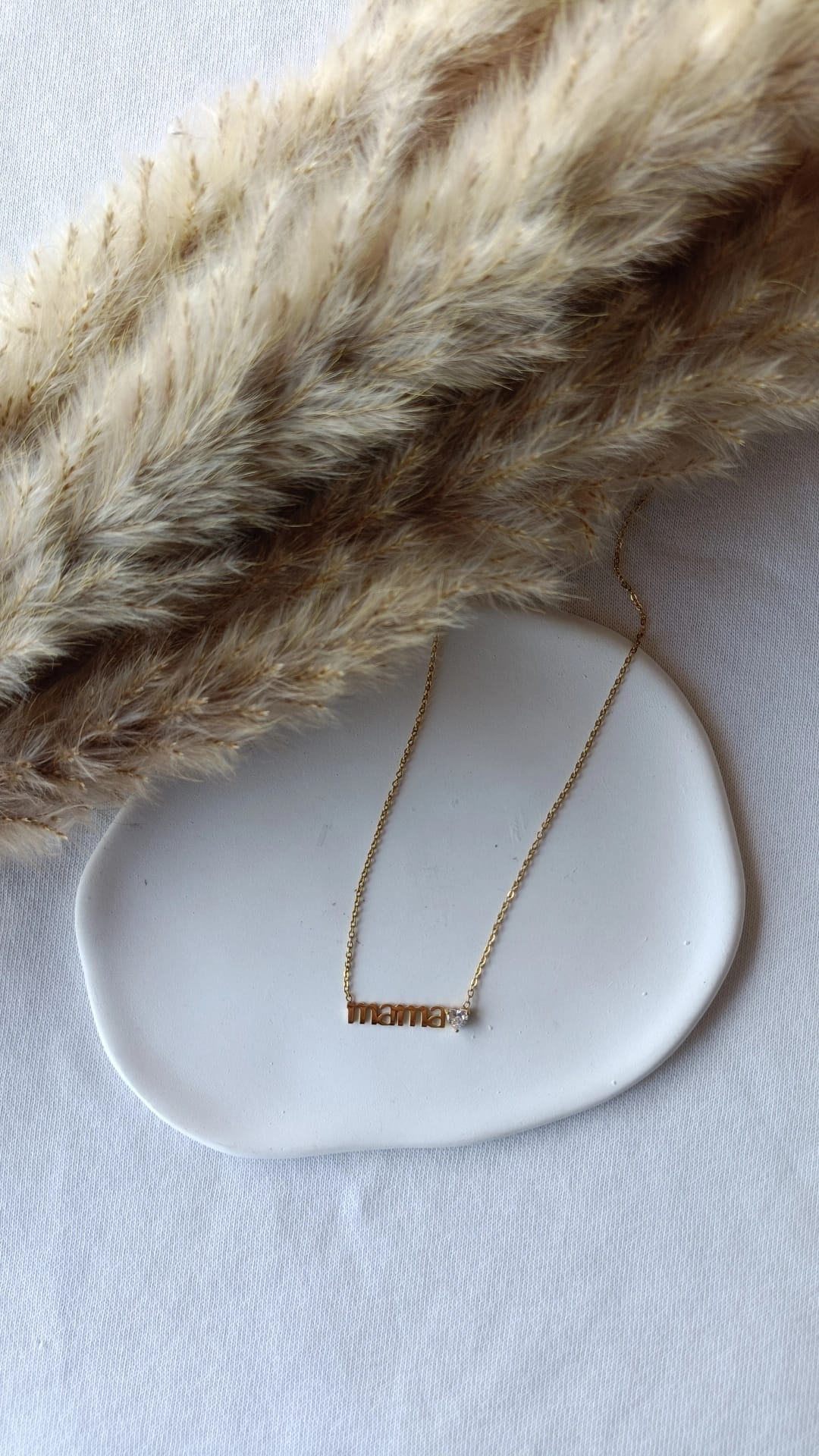 Colar de Aço Dourado Mama com Brilhantes de Coração
