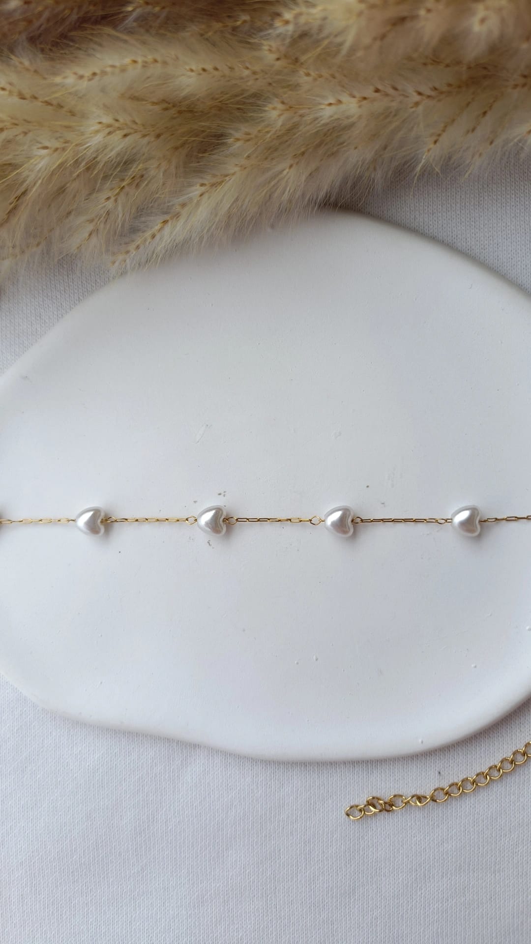Pulseira de Aço Dourado de Pé com Corações de Pérola de Água Doce