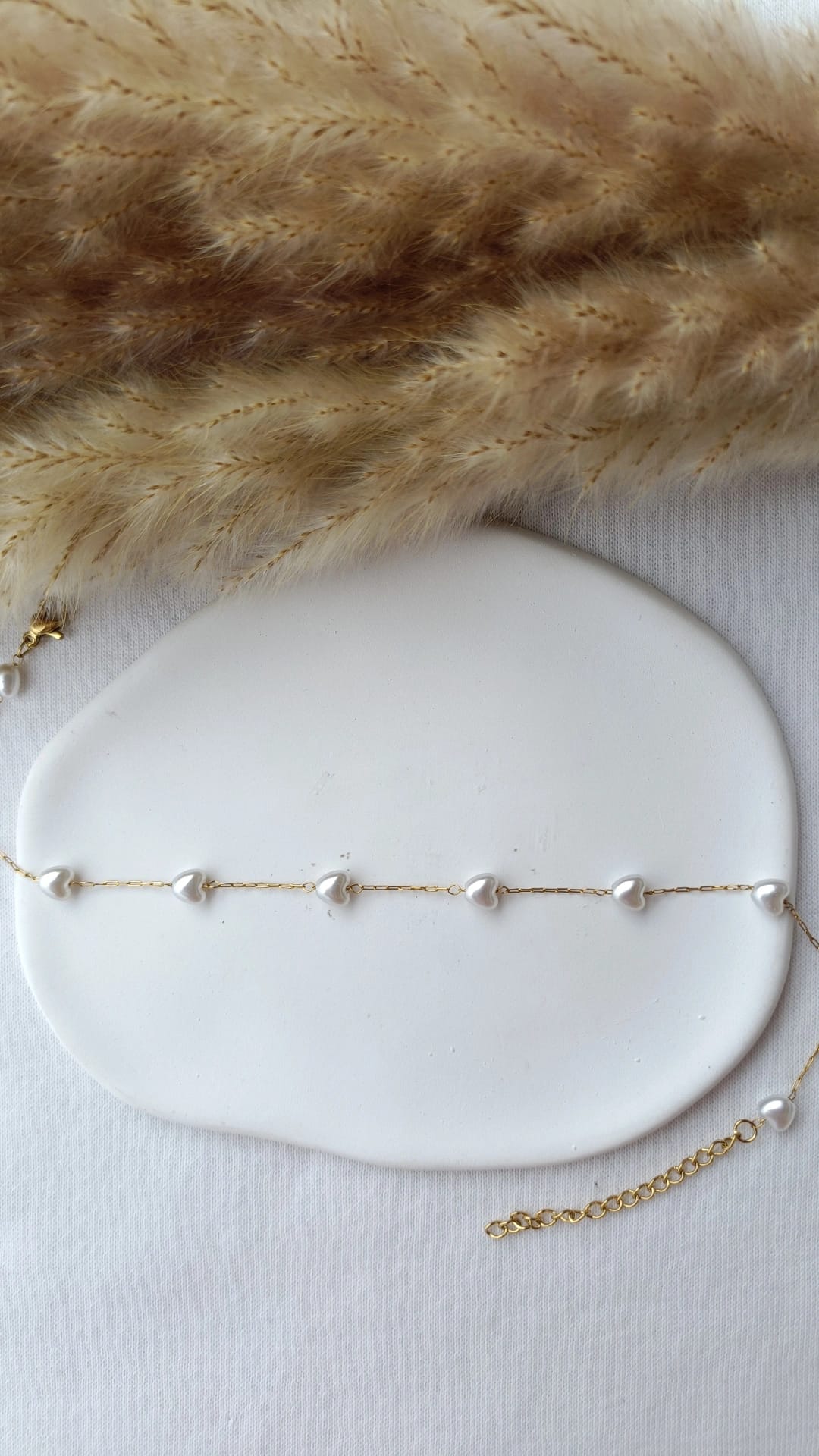 Pulseira de Aço Dourado de Pé com Corações de Pérola de Água Doce