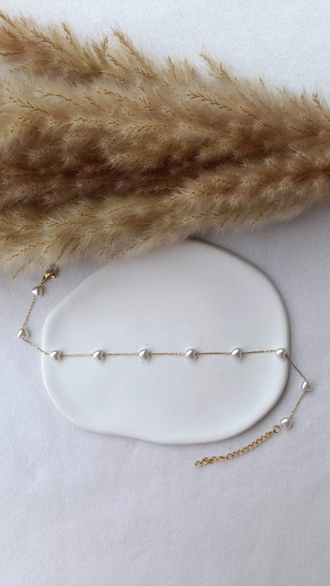 Pulseira de Aço Dourado de Pé com Corações de Pérola de Água Doce