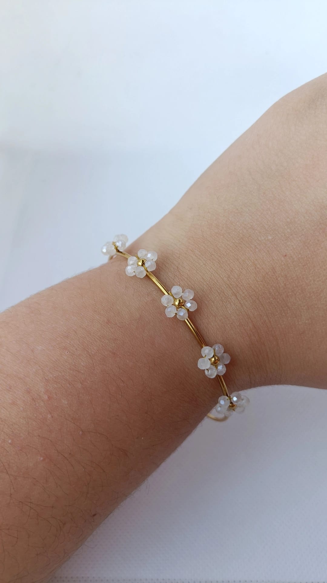 Pulseira de Aço Dourado Rígida com 5 Flores Brancas