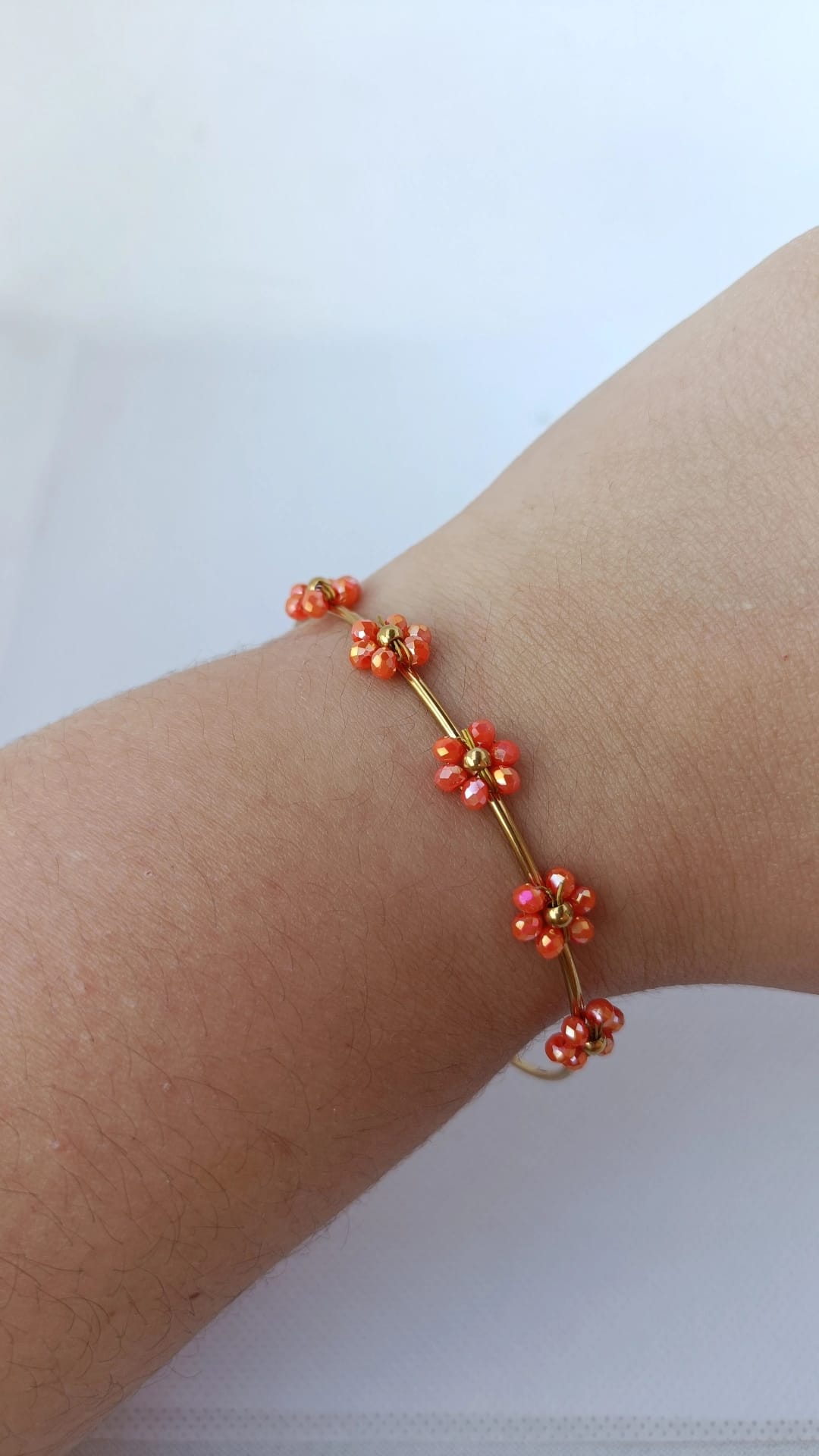 Pulseira de Aço Dourado Rígida com 5 Flores Laranja