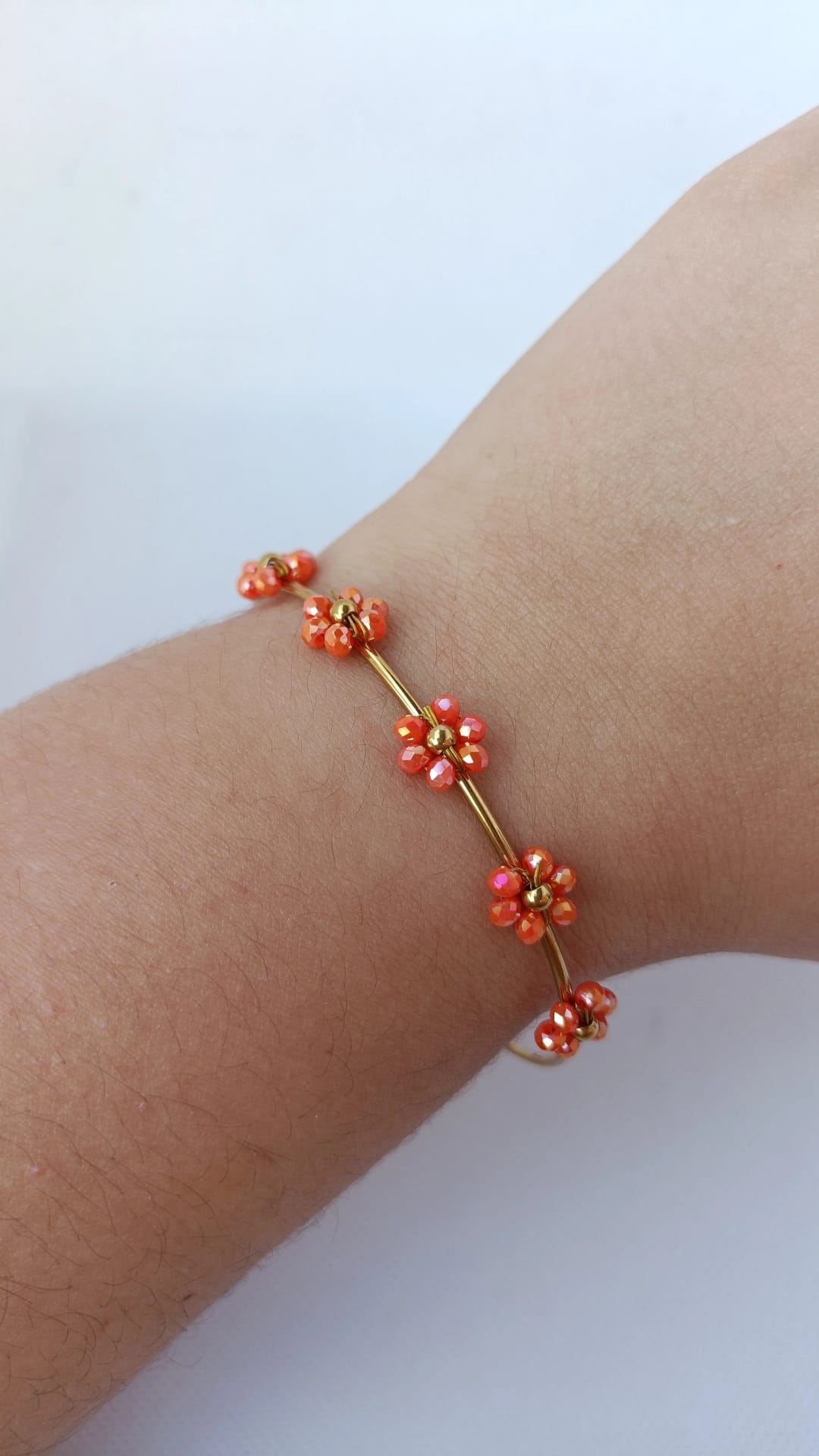 Pulseira de Aço Dourado Rígida com 5 Flores Laranja