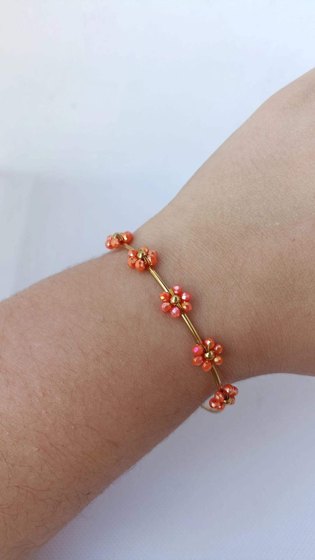 Pulseira de Aço Dourado Rígida com 5 Flores Laranja