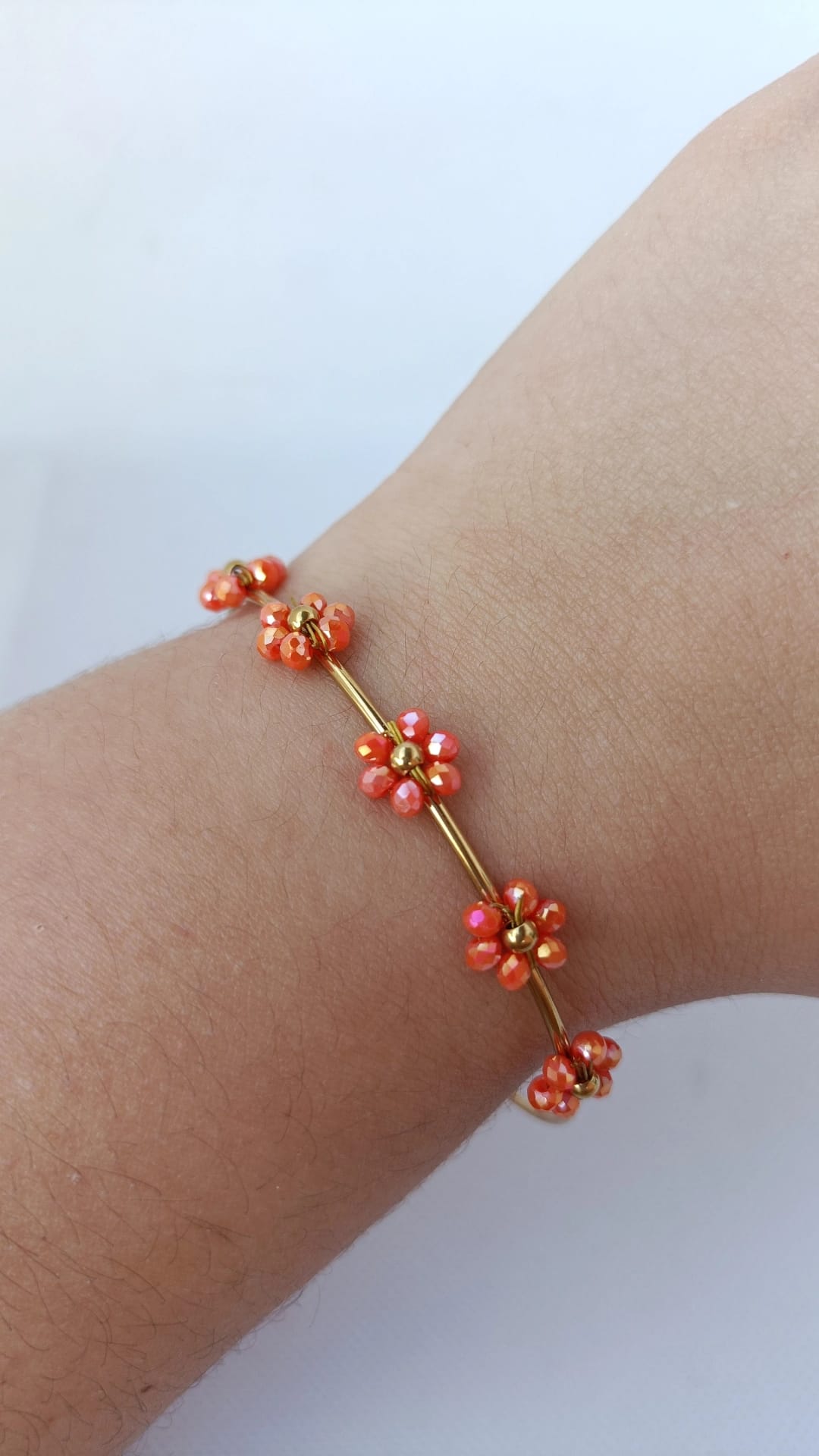 Pulseira de Aço Dourado Rígida com 5 Flores Laranja