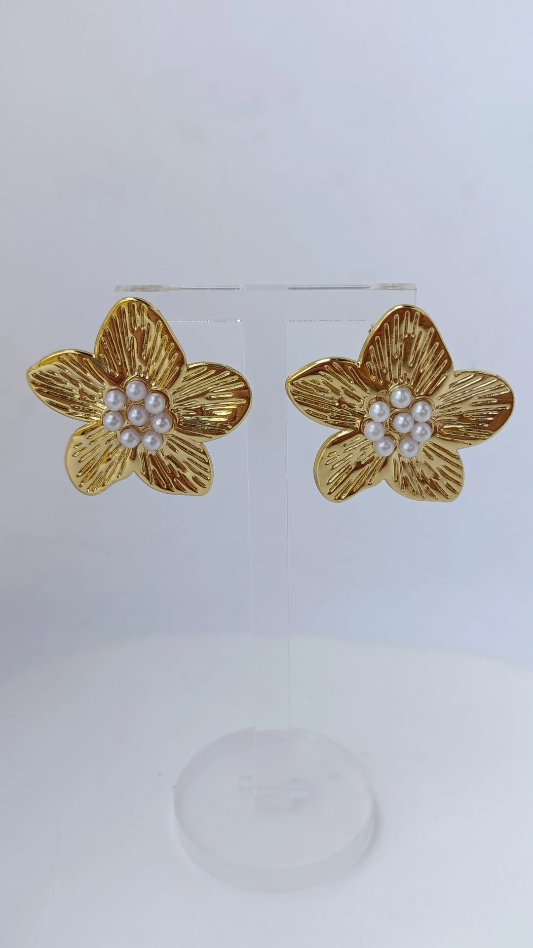 Brincos de Aço Dourado de Flor com Pérolas de Água Doce
