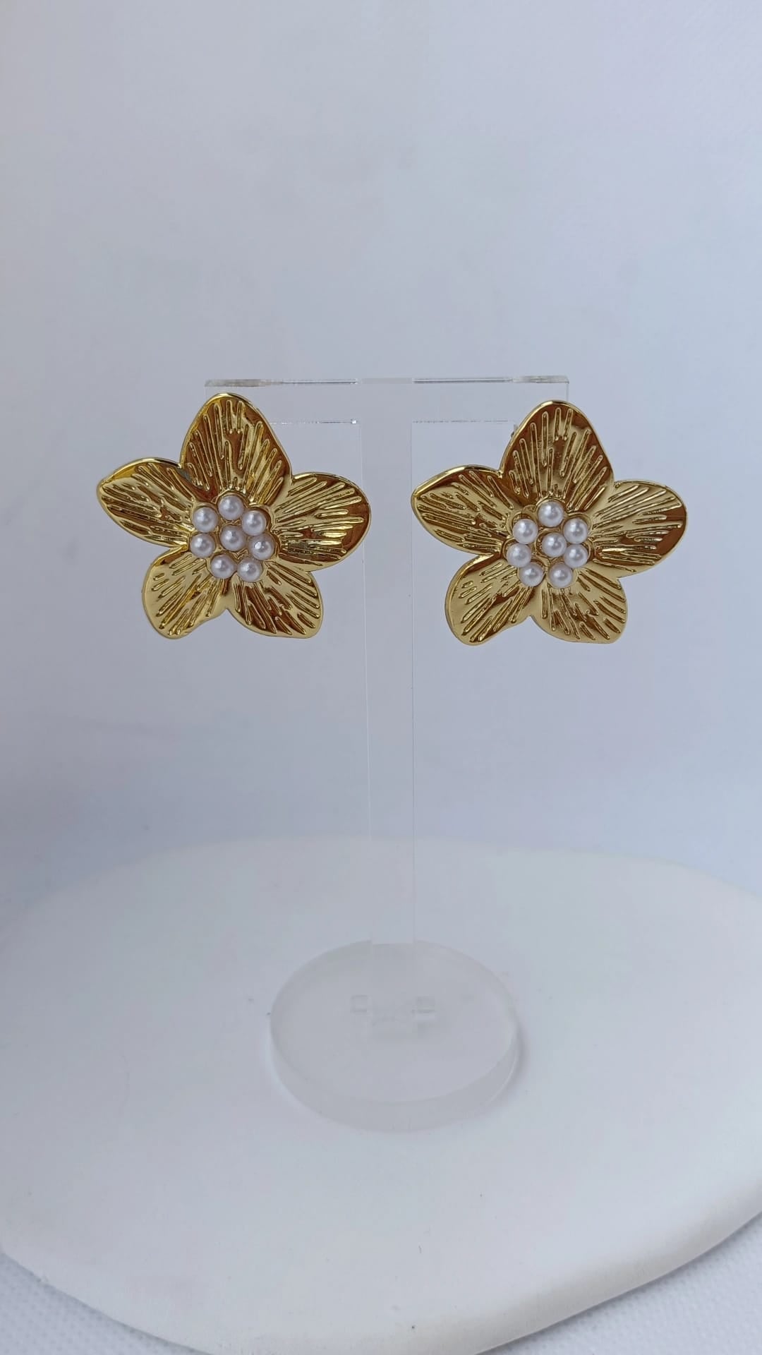Brincos de Aço Dourado de Flor com Pérolas de Água Doce