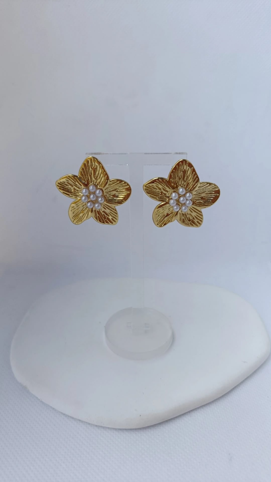 Brincos de Aço Dourado de Flor com Pérolas de Água Doce