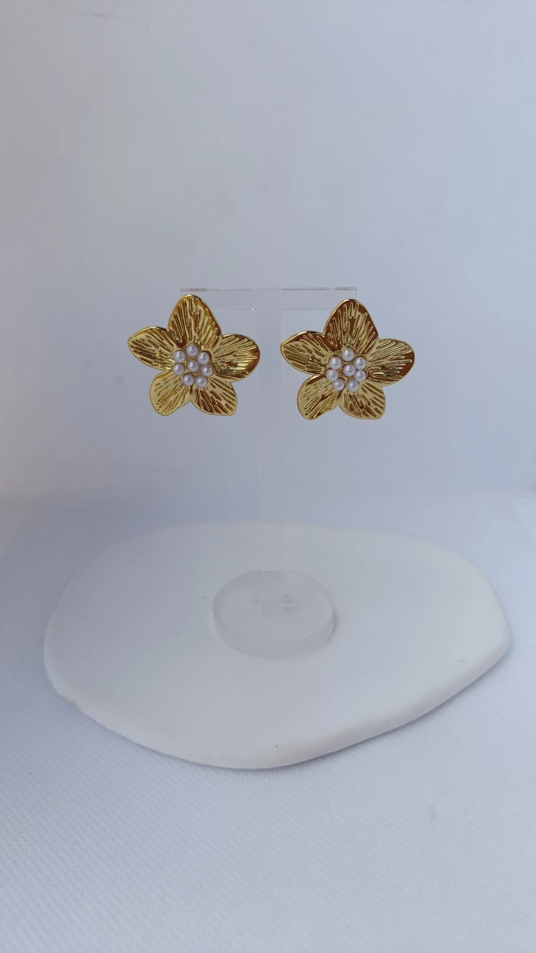 Brincos de Aço Dourado de Flor com Pérolas de Água Doce
