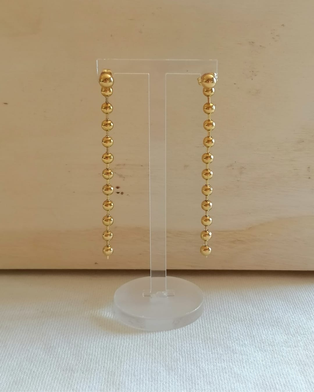 Brincos de Aço Dourado Compridos com Bolinhas