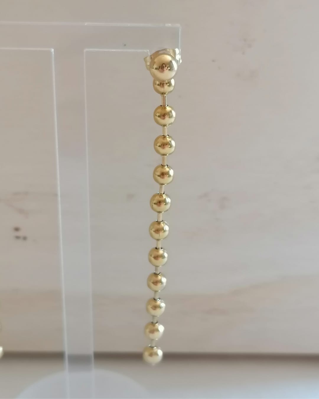 Brincos de Aço Dourado Compridos com Bolinhas