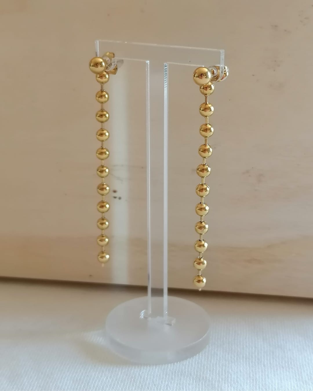 Brincos de Aço Dourado Compridos com Bolinhas