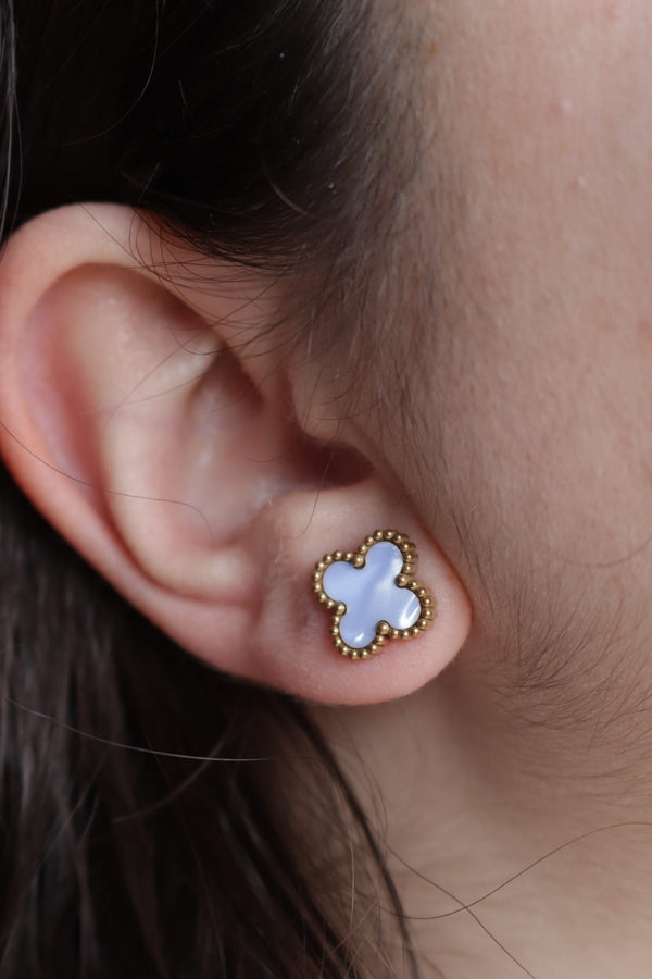 Brincos de Aço Dourado de Trevo Azul Lavanda