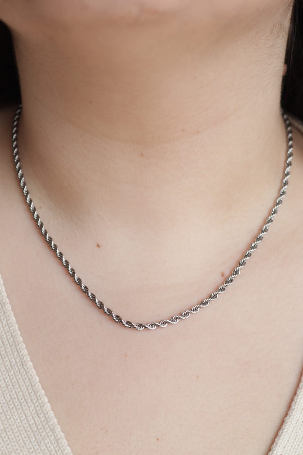Colar de Aço Prateado Entrelaçado Fino