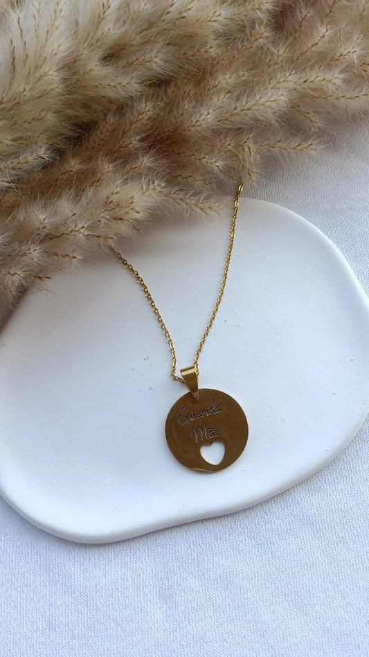 Colar de Aço Dourado Redondo "Querida Mãe" com Coração
