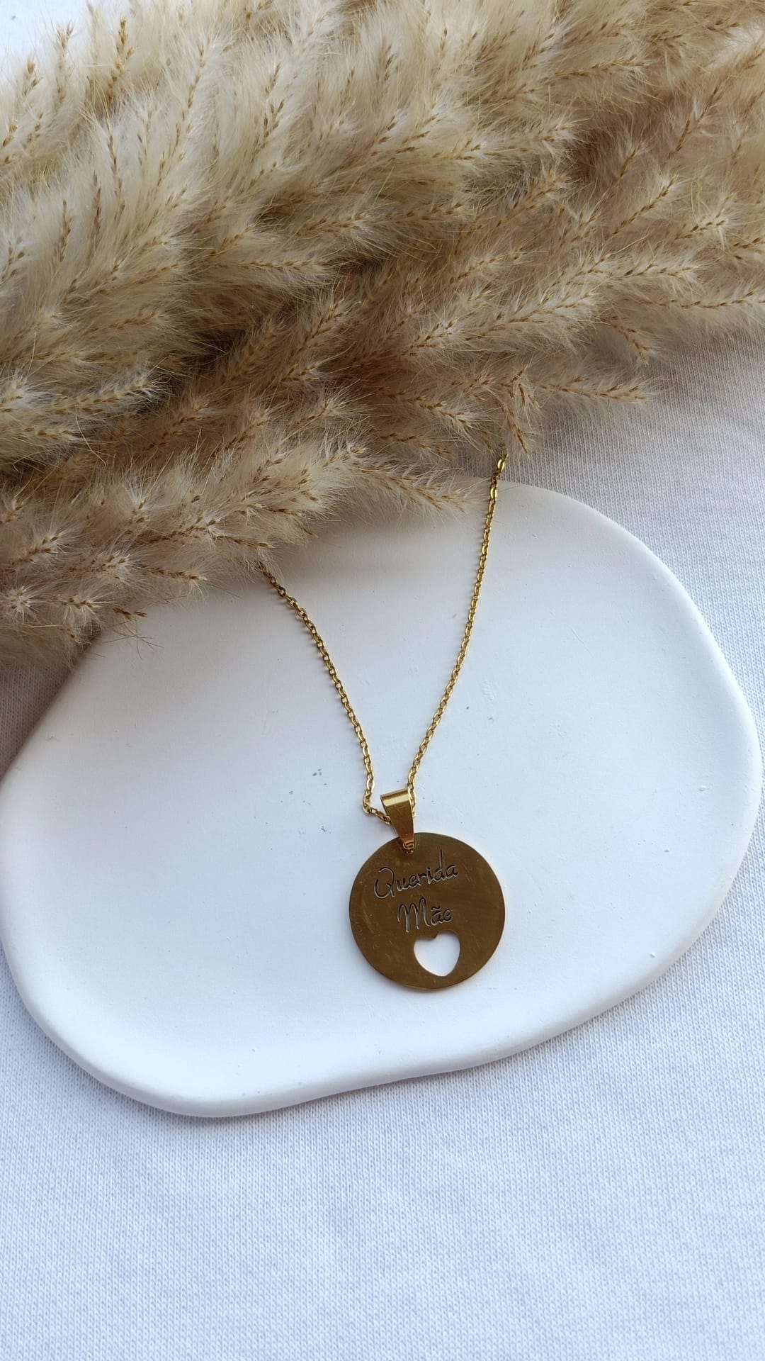 Colar de Aço Dourado Redondo "Querida Mãe" com Coração
