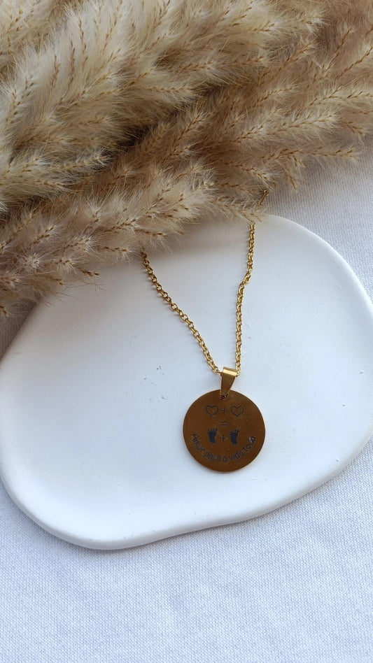 Colar de Aço Dourado 2 Corações + 2 Pés "Amor Para a Vida Toda"