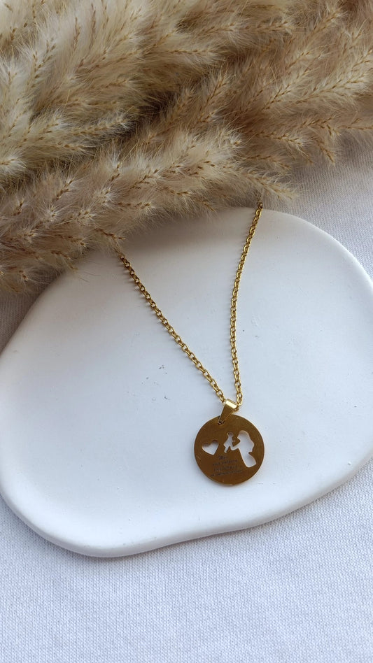 Colar de Aço Dourado com Figura Materna "Mãe: uma palavra três letras e um sentimento eterno!"