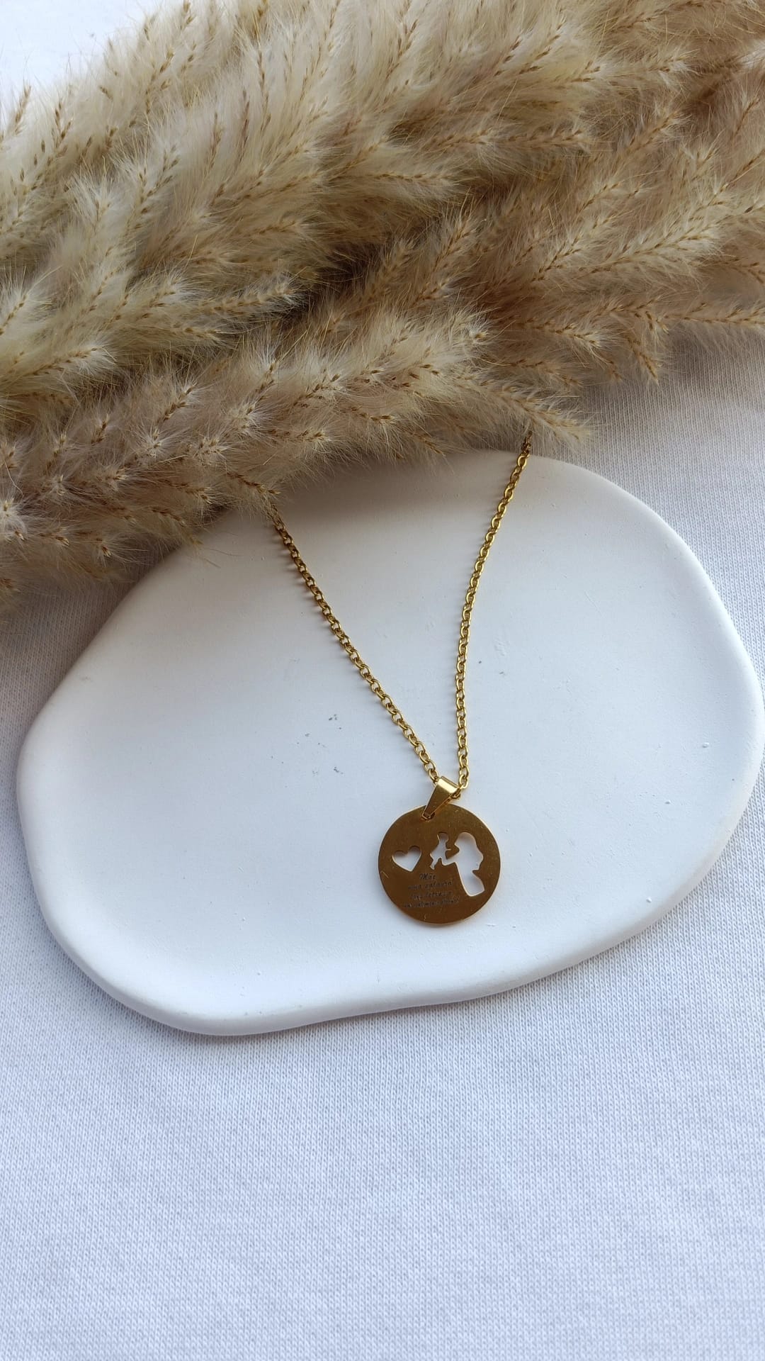 Colar de Aço Dourado com Figura Materna "Mãe: uma palavra três letras e um sentimento eterno!"