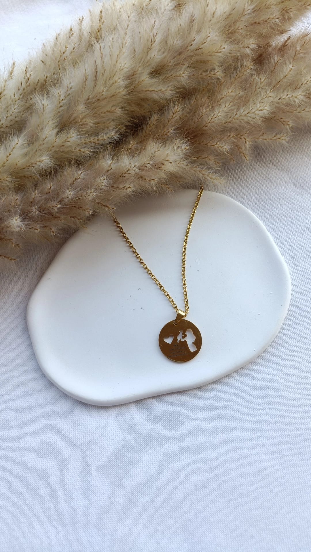 Colar de Aço Dourado com Figura Materna "Mãe: uma palavra três letras e um sentimento eterno!"