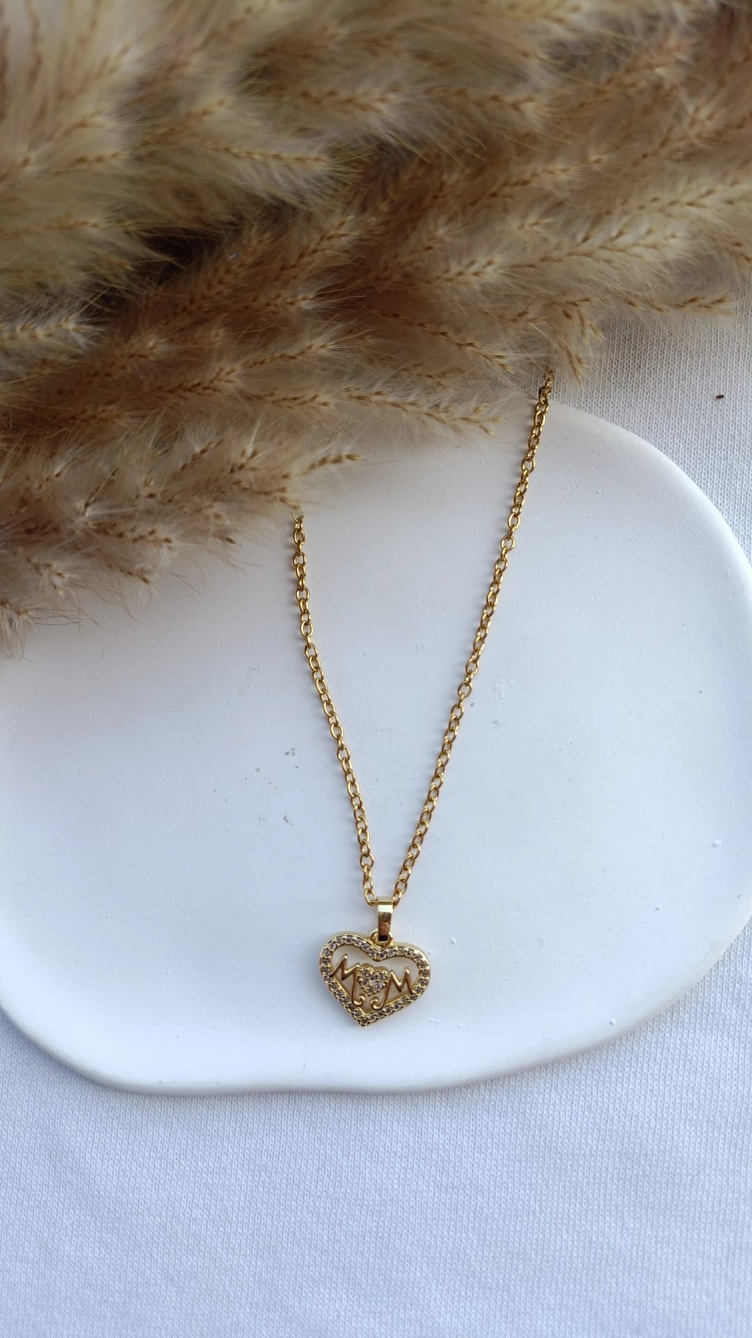 Colar de Aço Dourado de Coração Mom com Brilhantes