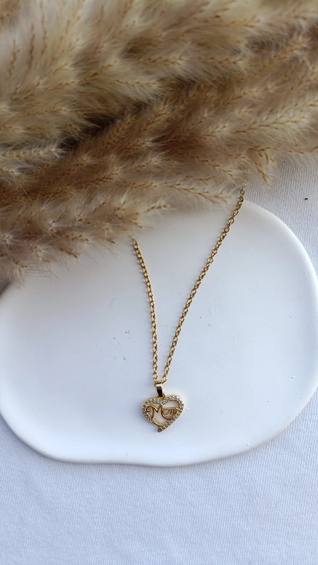 Colar de Aço Dourado de Coração Mom Fino