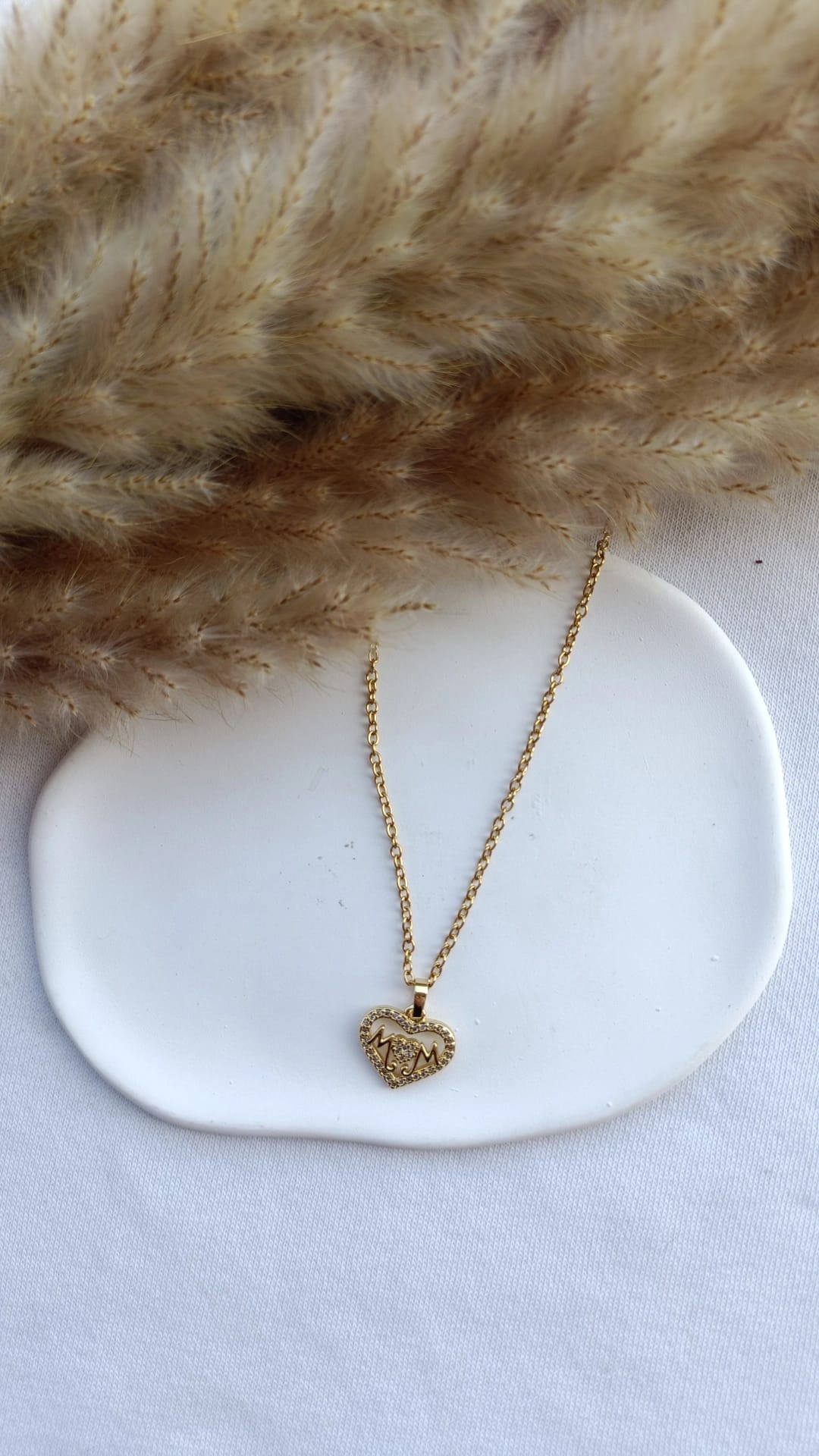 Colar de Aço Dourado de Coração Mom com Brilhantes