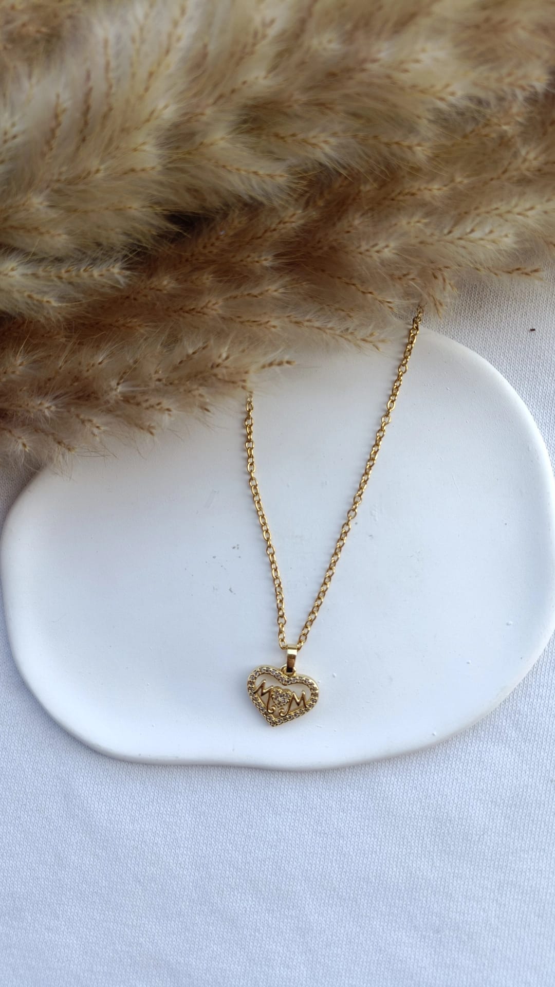 Colar de Aço Dourado de Coração Mom com Brilhantes