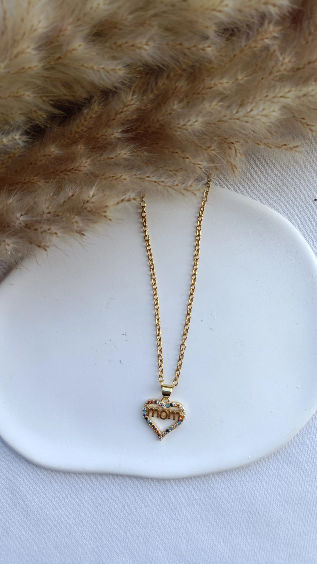 Colar de Aço Dourado de Coração com Brilhantes Coloridos