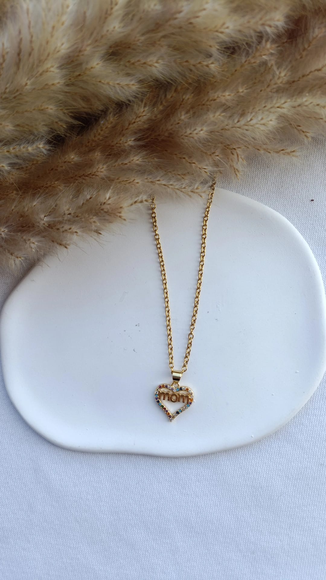 Colar de Aço Dourado de Coração com Brilhantes Coloridos