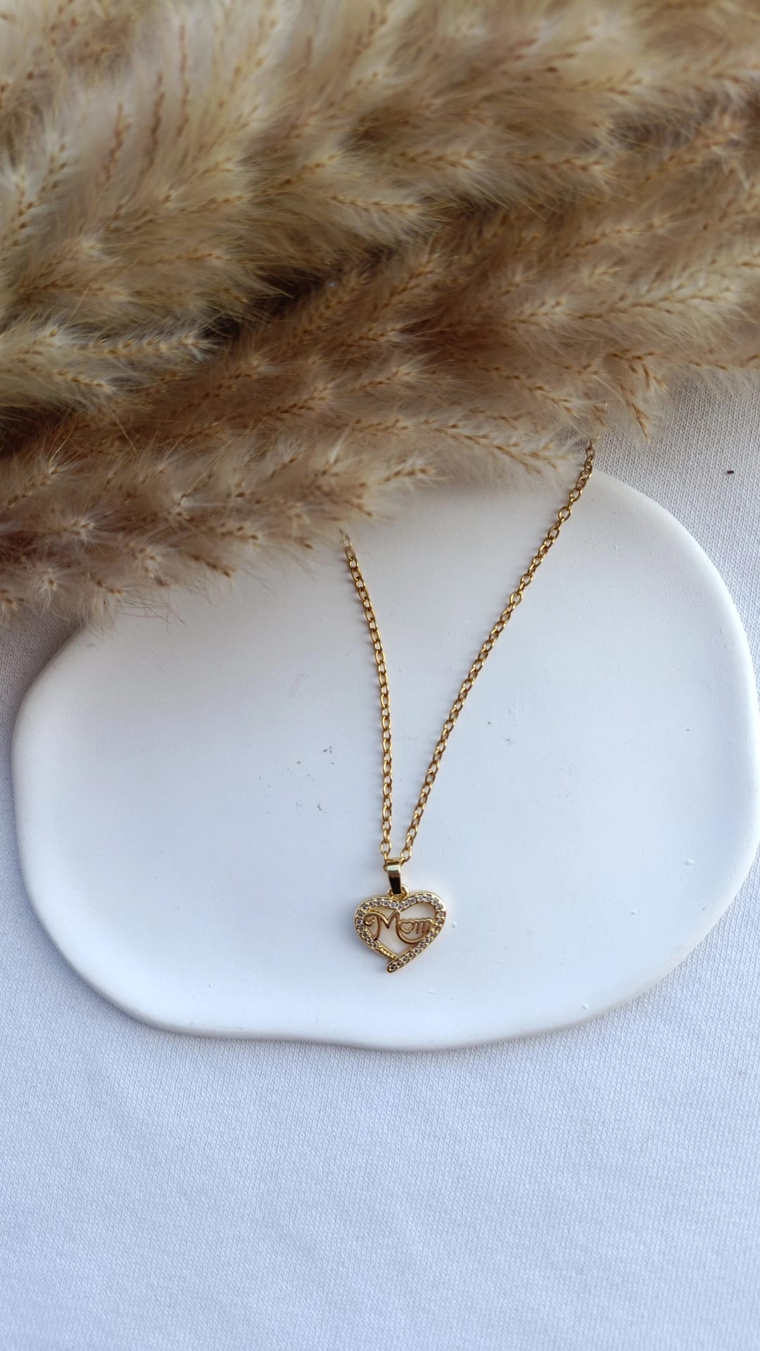 Colar de Aço Dourado de Coração Mom Fino