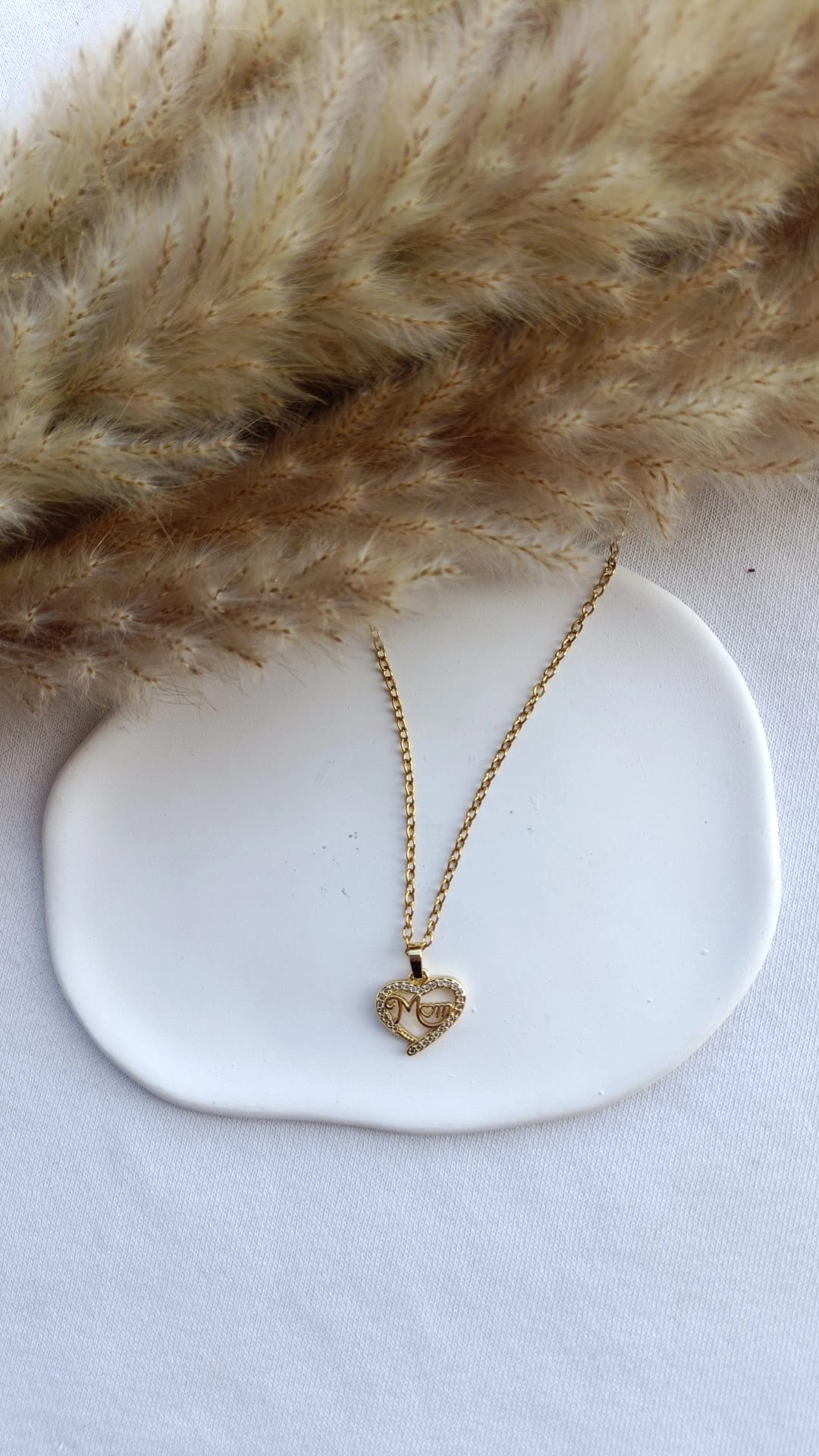 Colar de Aço Dourado de Coração Mom Fino