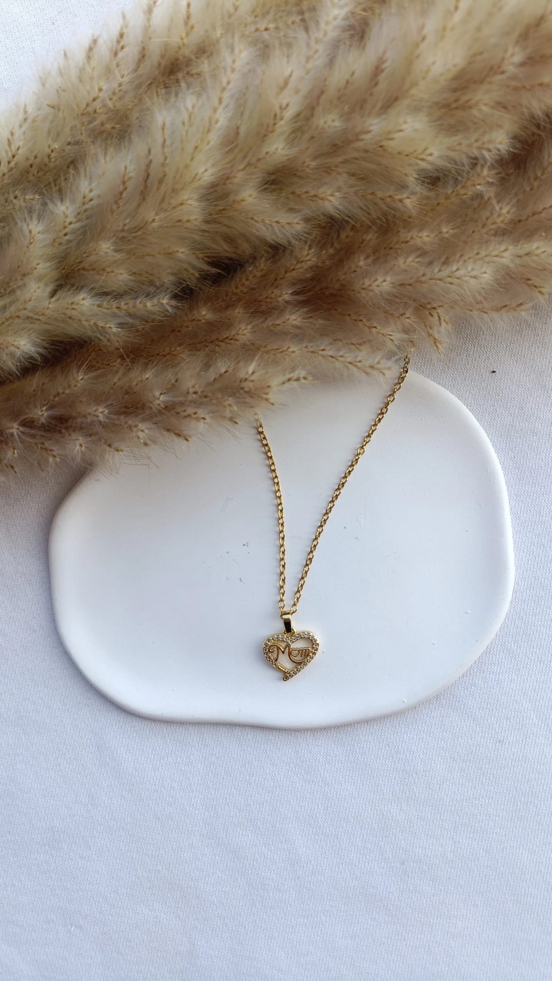 Colar de Aço Dourado de Coração Mom Fino
