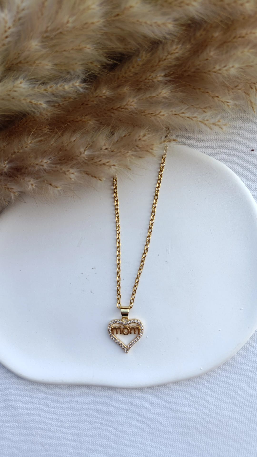 Colar de Aço Dourado de Coração Mom com Brilhantes Brancos