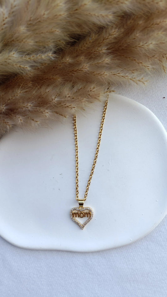 Colar de Aço Dourado de Coração Mom com Brilhantes Brancos