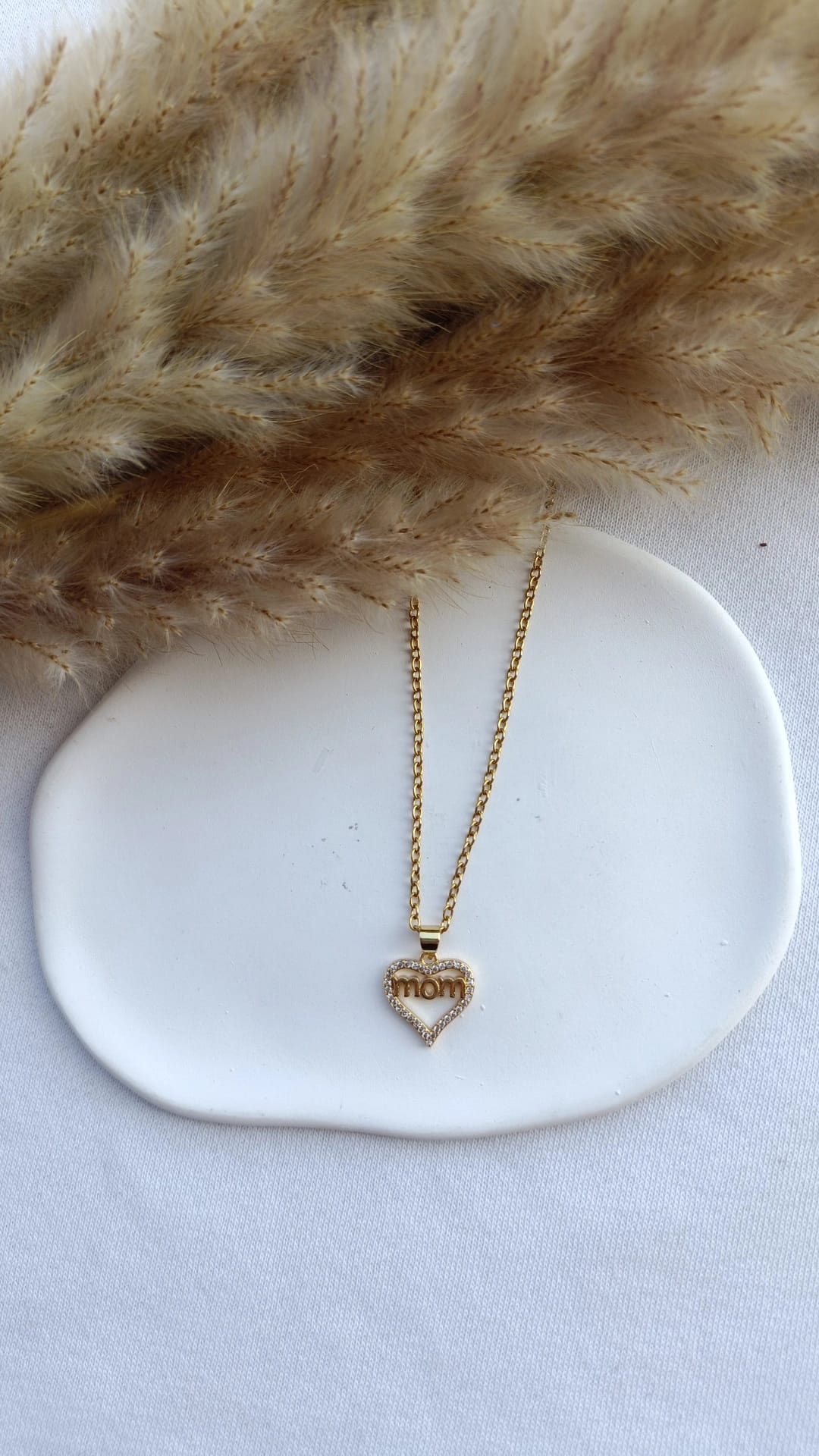 Colar de Aço Dourado de Coração Mom com Brilhantes Brancos