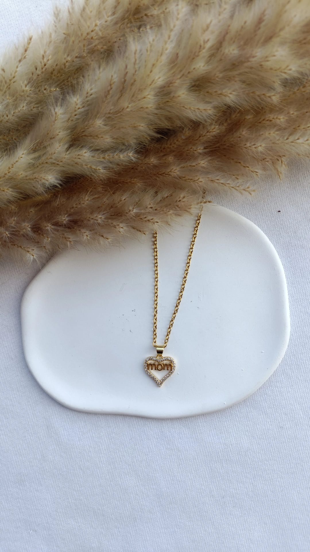 Colar de Aço Dourado de Coração Mom com Brilhantes Brancos