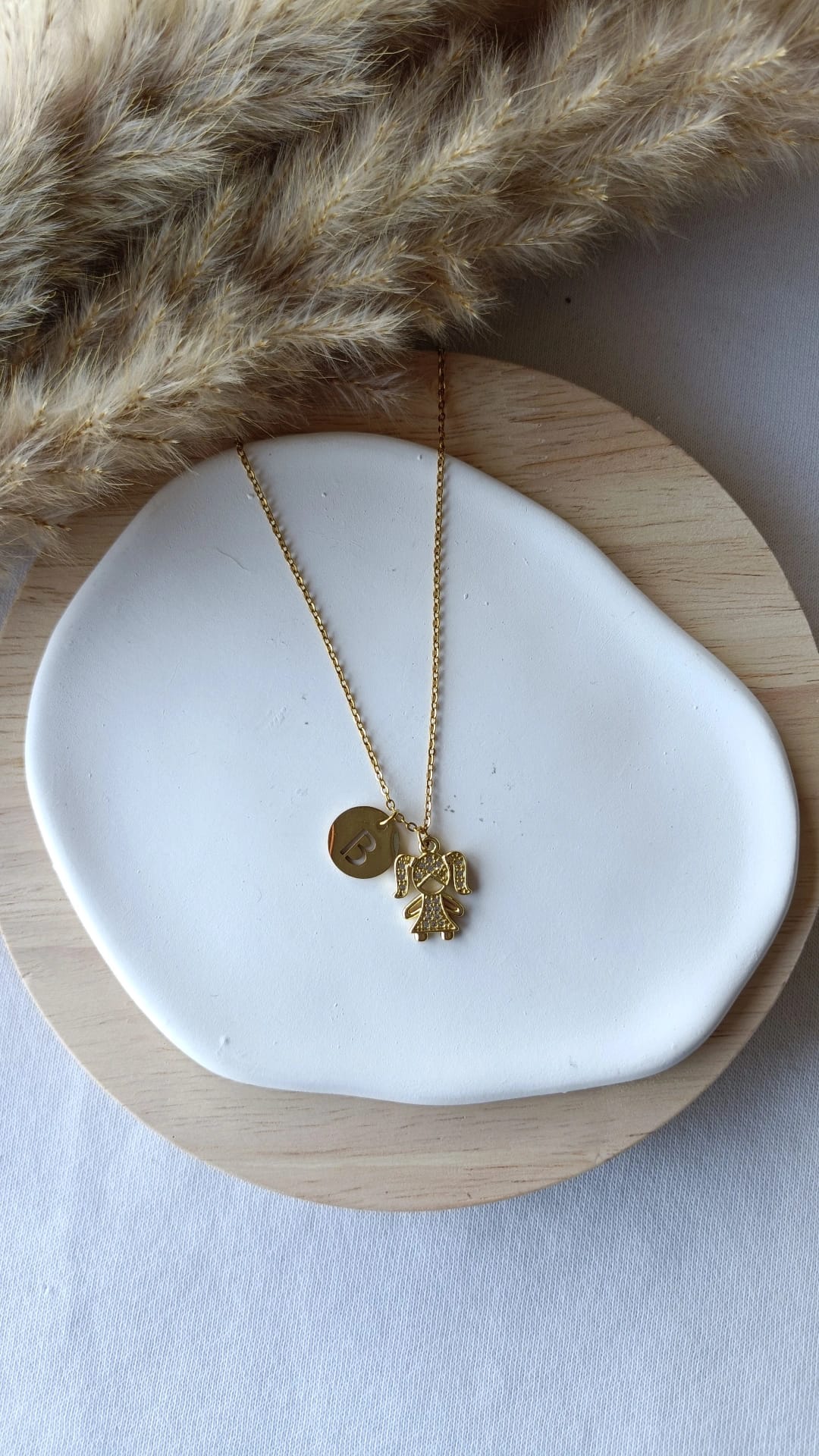 Colar de Aço Dourado de Menina com Brilhantes + Inicial